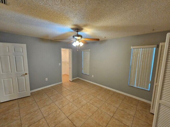 Building Photo - Must See!!!  Large 2 Bed 2 Bath with garag...