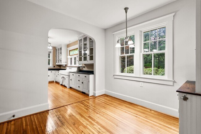 Building Photo - 4 Bed 3.5 bath - Kensington Victorian - Mo...