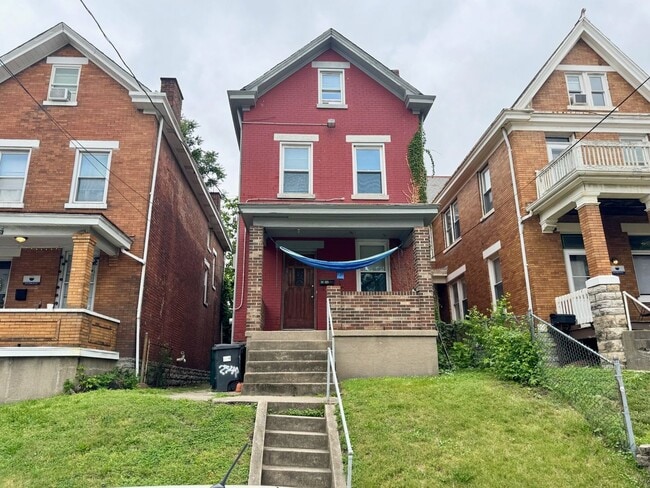 Primary Photo - 5 bed/2 bath Mins. from UC Campus for Only...