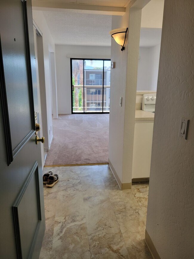 Building Photo - Super Light and Bright Junior 1 Bedroom in The Keys
