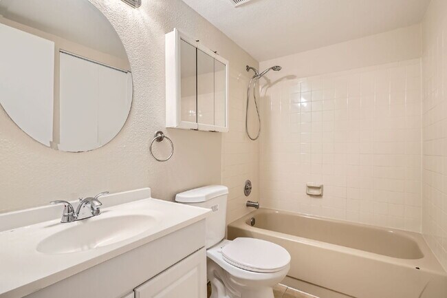 Building Photo - Spacious 1,177 sq ft 3-Bed / 2-Bath Condo ...