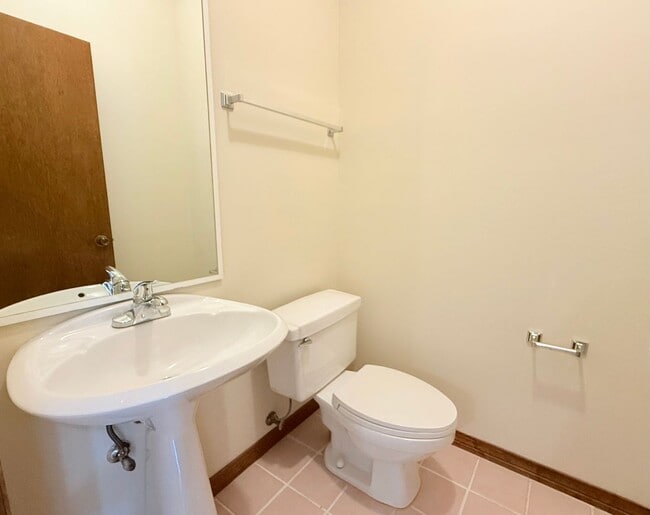 Building Photo - Custom Home On 1.78 Acre Lot