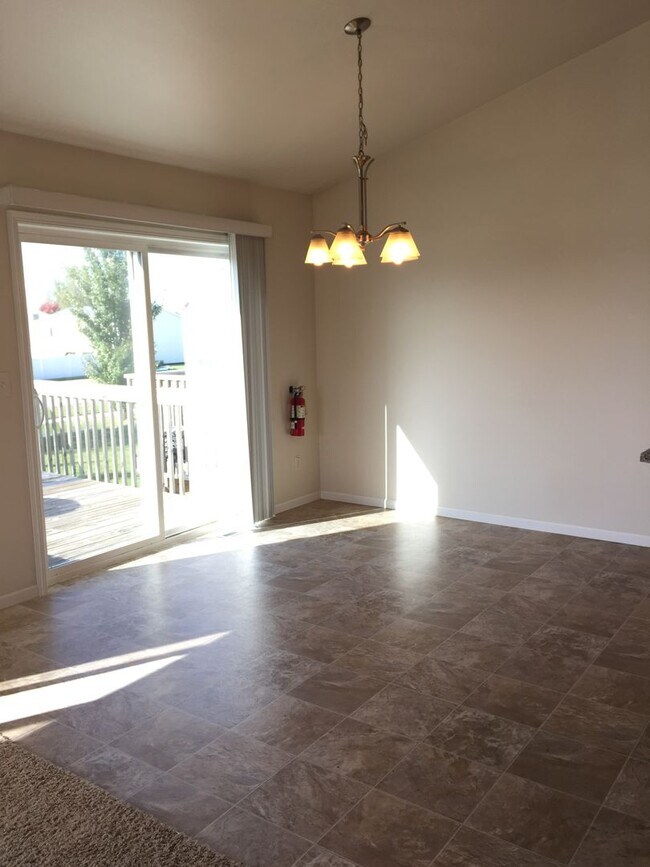 Building Photo - 3 Bed 3 Bath Twin Home
