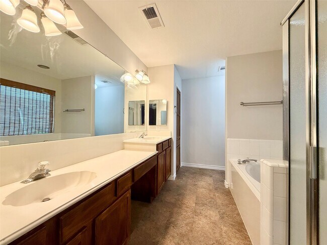 Building Photo - 1405 Manor Dr