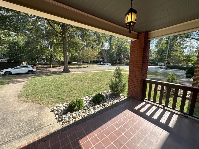 Building Photo - 605 Lamar Ave