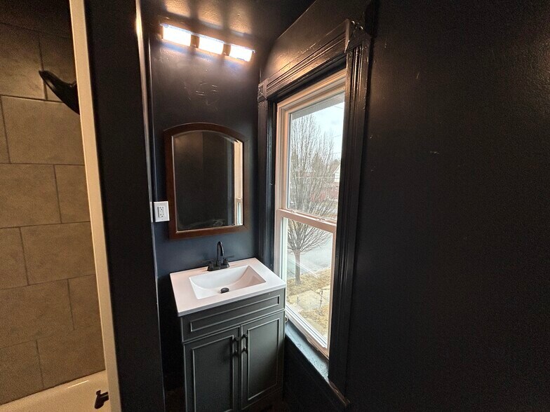 Building Photo - 1668 Memorial Ave