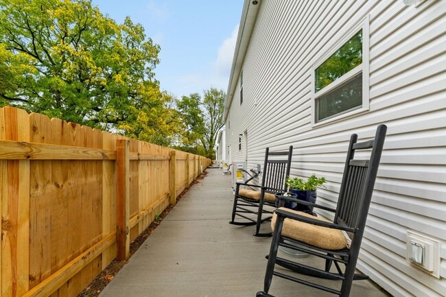 Building Photo - 382 N Franklin St