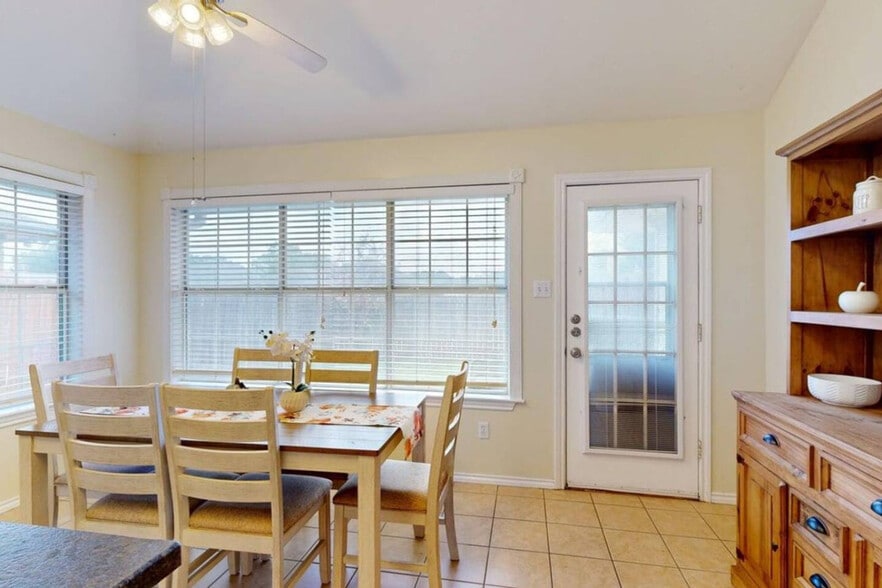 Building Photo - 810 Camellia Ct