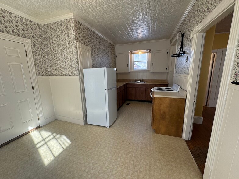 Building Photo - 10 Maple St