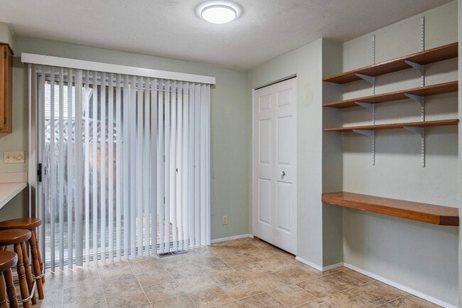 Building Photo - Large 2 bedroom 2 bathroom duplex with garage! $500 OFF YOUR FIRST MONTH’S RENT!