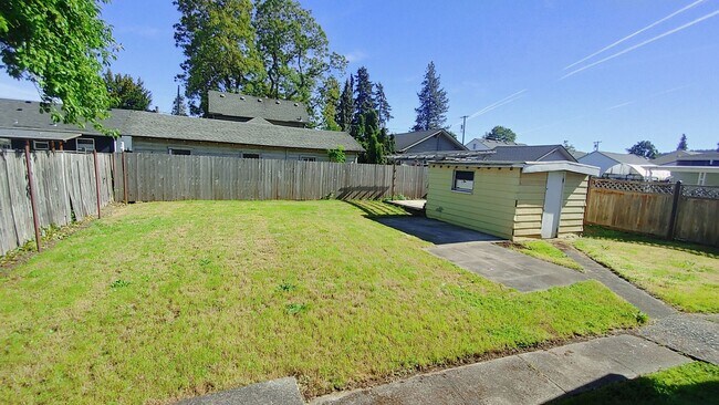 Building Photo - Darling Updated Cottage with New Kitchen a...