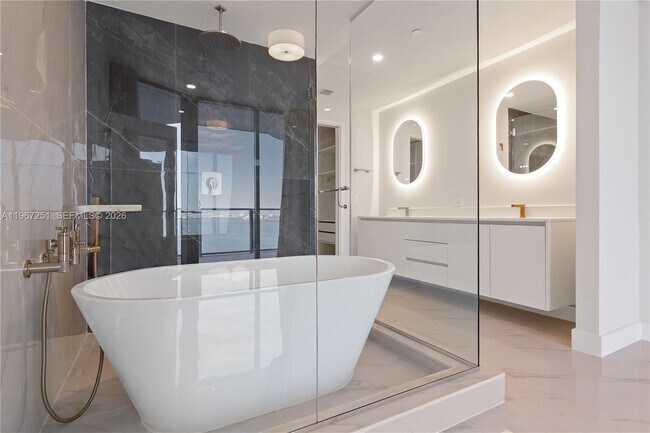 Building Photo - 700 NE 24th St