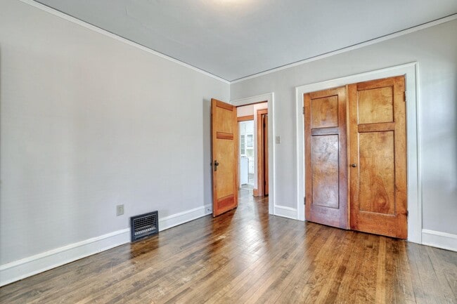 Building Photo - 5113 W Wisconsin Ave