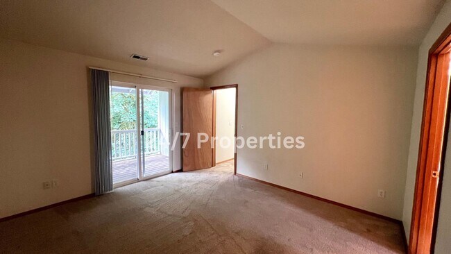 Building Photo - Beautiful 3 BD | 2.5 BA Duplex in Wine Cou...