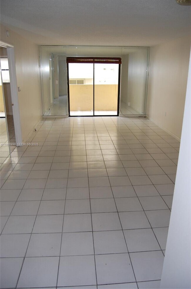 Building Photo - 1334 Collins Ave