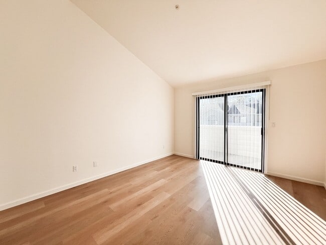 Building Photo - Renovated One Bedroom Condo with Single Ca...