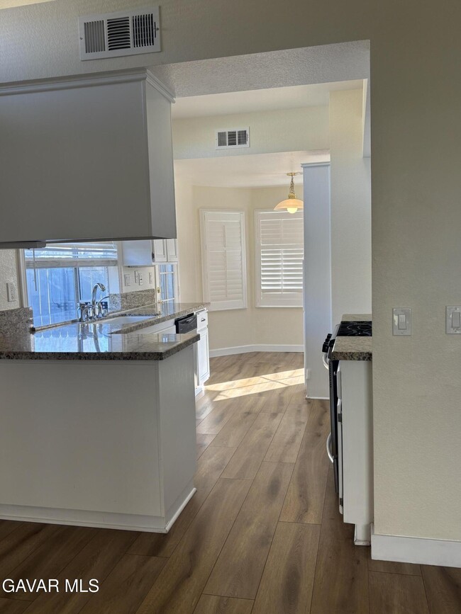 Building Photo - 3021 Mariposa Ave