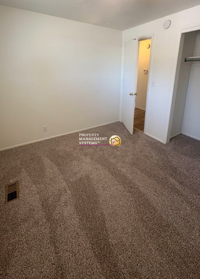 Building Photo - 824-826-826 WhiteMaple Way