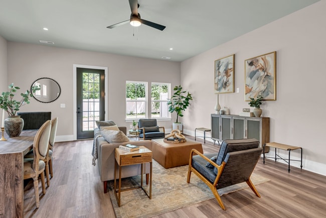 Building Photo - 3-bedroom 3.5 bathroom Home with Modern Am...