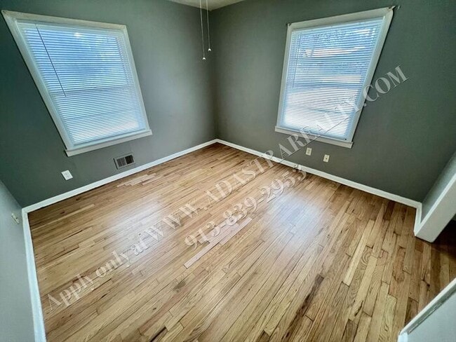 Building Photo - Updated 2 Bedroom 1 Bath House in North KC-Available NOW!!