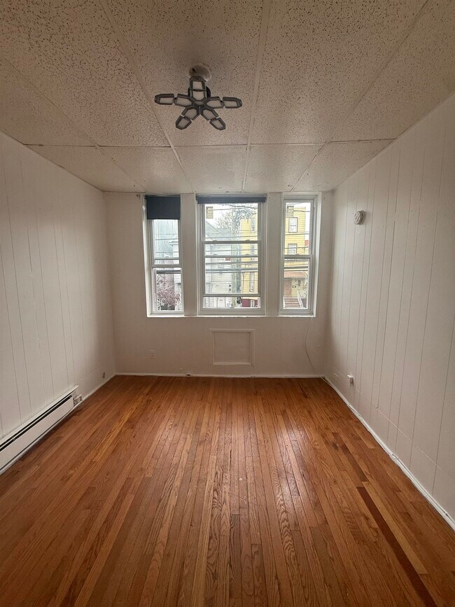 Building Photo - 1128 Summit Ave