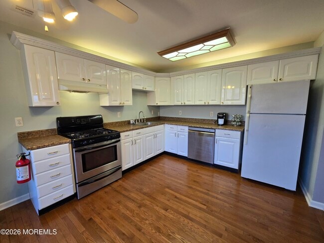 Building Photo - 274 Easy St