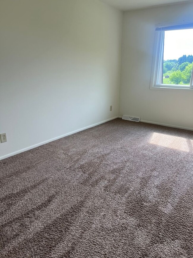 Building Photo - Grafton 3 Bedroom 2.5 bath Town Home