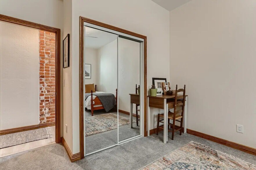 Building Photo - 973 Galapago St