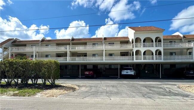 Building Photo - Top-Floor 2/2 Condo in Prime Bonita Locati...