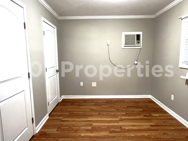 Building Photo - 8539 Chesterfield Dr