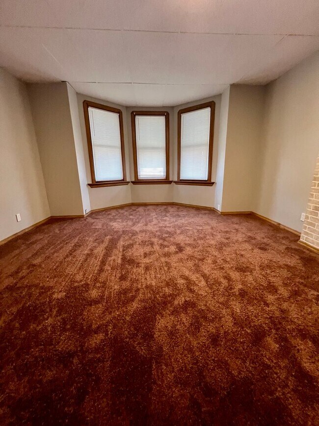 Building Photo - 502 Buttonwood St
