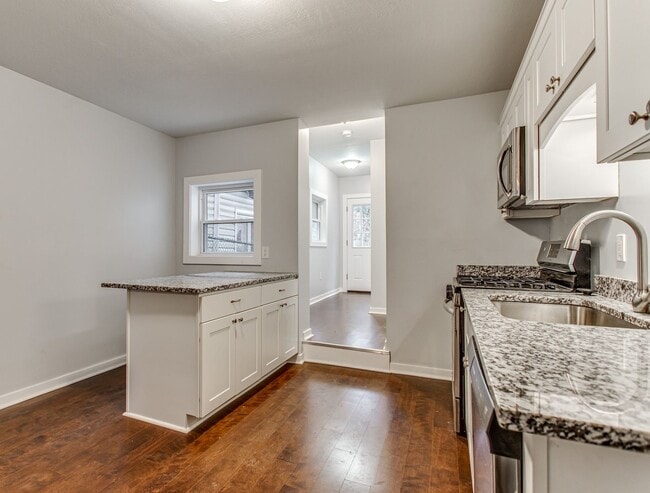 Building Photo - Beautiful Newly Renovated 3 Bedroom 2 Bath...