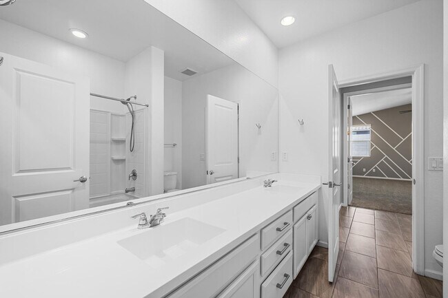 Building Photo - 12406 W Northview Ave