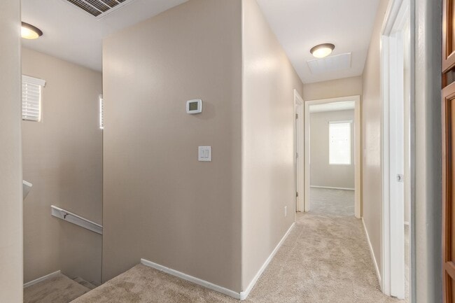 Building Photo - Welcome Home 3B/2BA in Lyons Gate!