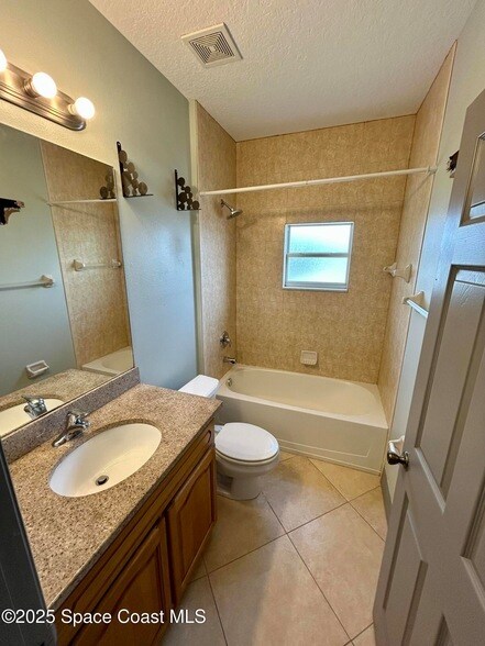 Building Photo - 910 Twisting Branch Ct