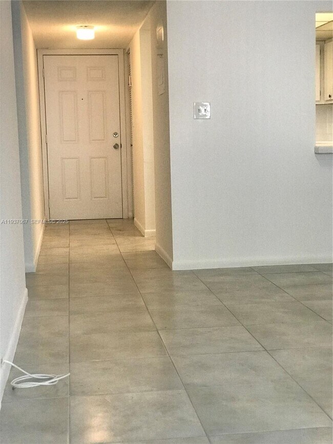 Building Photo - 10000 NW 80th Ct