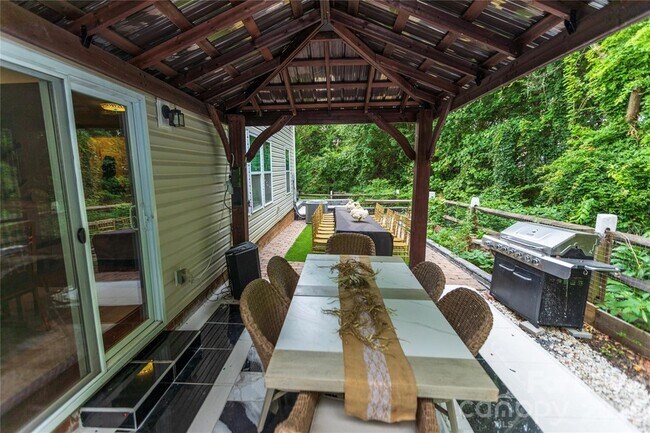 Building Photo - 2922 Deep Cove Dr NW