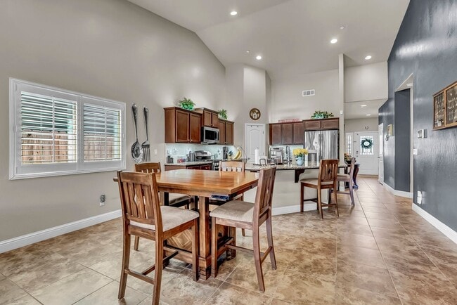 Building Photo - Charming 3 bedroom 2 bathroom home located in Hanford