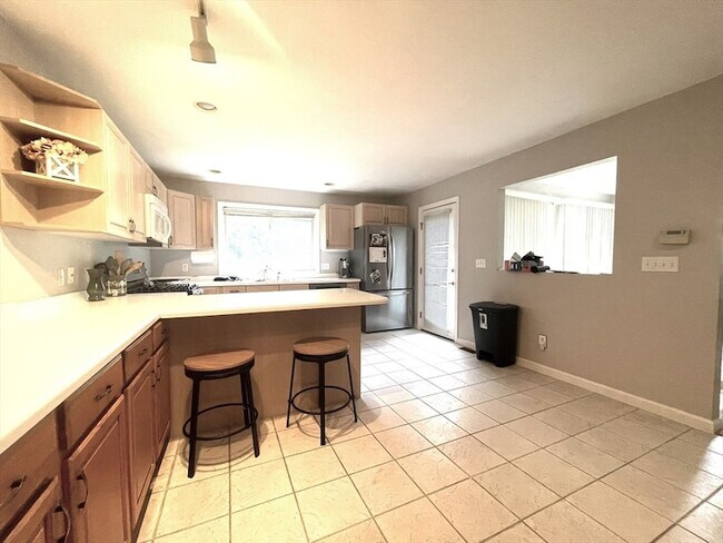 Building Photo - 421 Captain Eames Cir