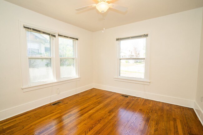 Building Photo - Updated 2 Bed, 1.5 Bath in Tulsa!