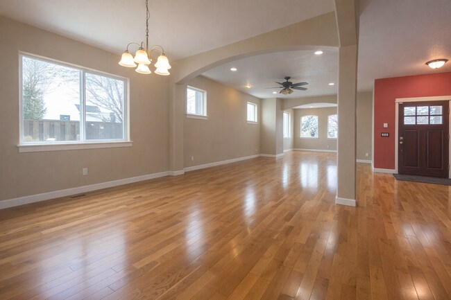 Building Photo - Expansive Orenco Home with 5 Bedrooms, Bonus Room & 3 Full Baths