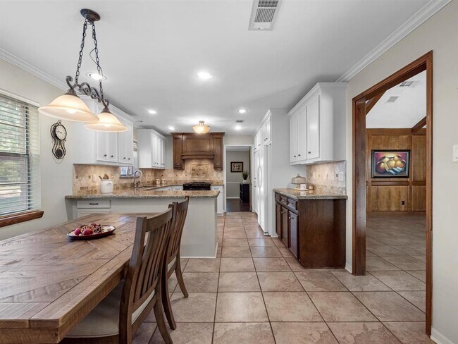 Building Photo - 3014 Redwood Lodge Dr