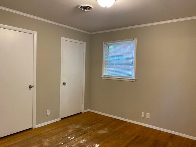 Building Photo - 3-Bedroom  cutie ! APPLY today at All3Real...