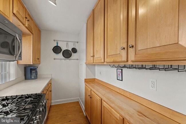 Building Photo - 810 Queen St