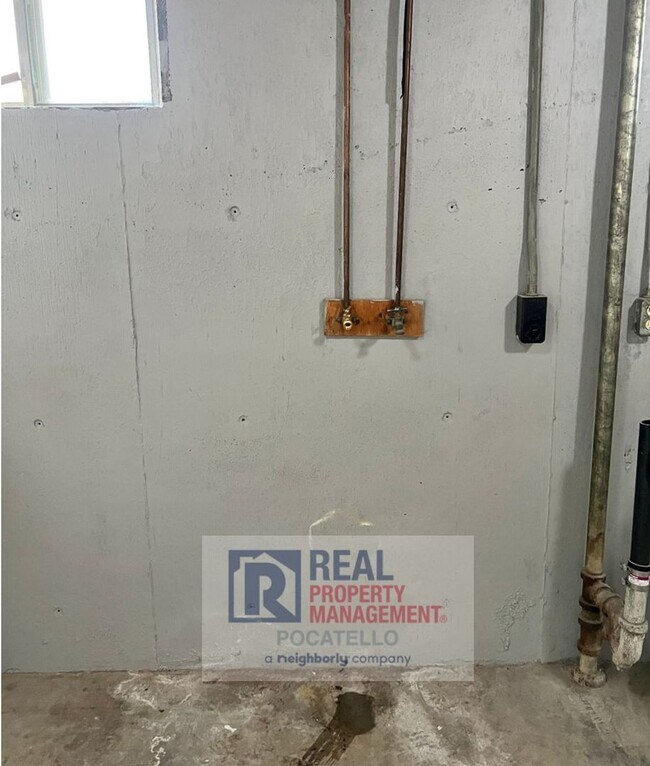 Building Photo - 4 Bedroom 2 Bath Home - Pet Friendly