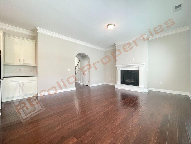 Building Photo - Lovely & Spacious 3 Bedroom, 2.5 Bathroom ...