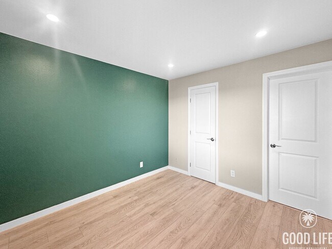 Building Photo - Spacious 2 BD- 2 BA Condo w/ Large Private Balcony, AC, and In-Unit W/D!