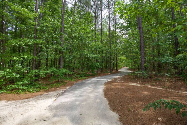 Building Photo - "Spacious 4-Bedroom Gem with 2.5 Baths at ...