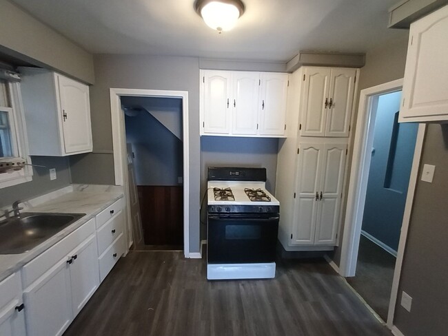 Building Photo - 3 bedroom 1 bath bungalow now available! -...