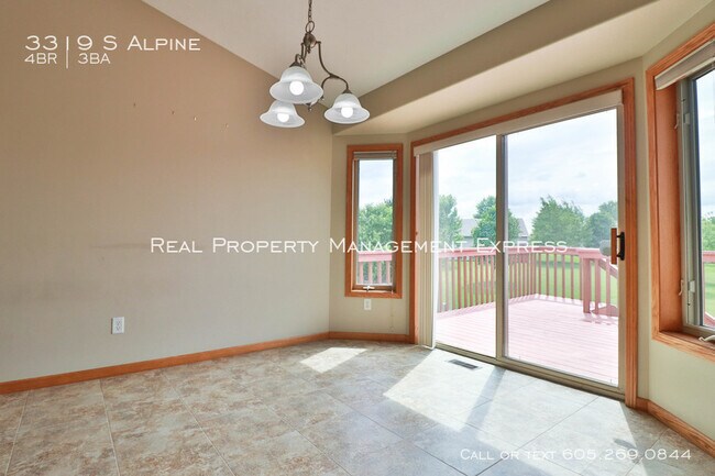 Building Photo - Perfect 4 bedroom 3 bathroom home 2200 sq ft!